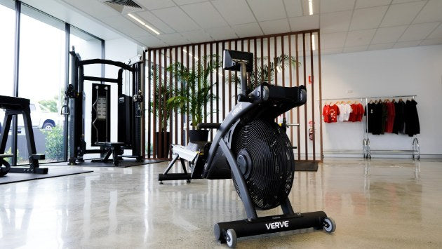 Espace compact de cardio et de musculation dans le showroom VERVE