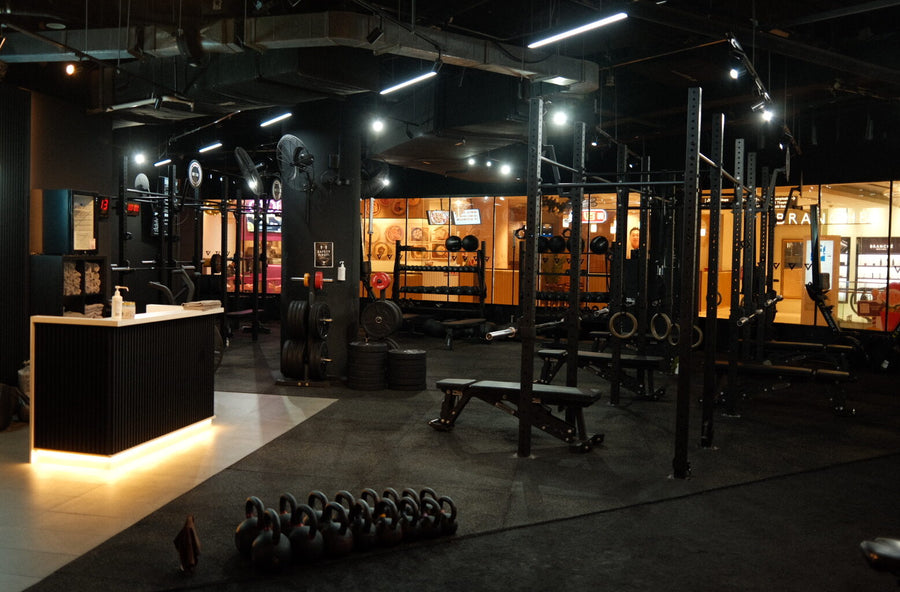 Salle de musculation avec plusieurs postes et espaces de circulation