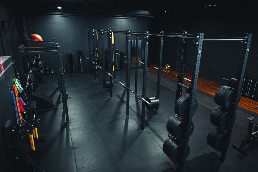Racks et postes de musculation dans une salle équipée VERVE