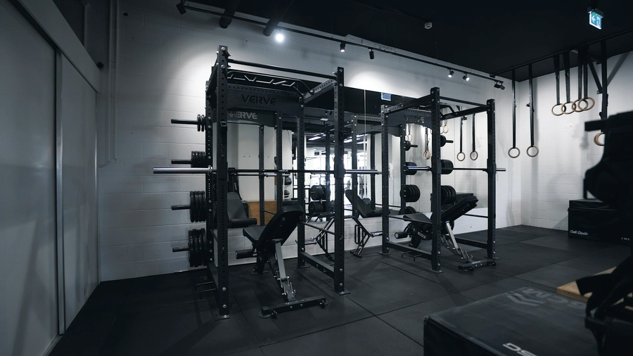 Studio équipé d’un rack multifonction et d’un espace de travail