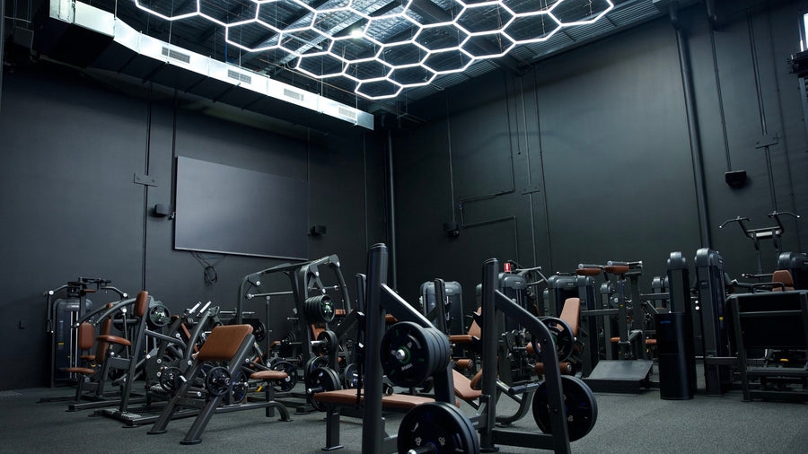 Salle équipée de machines, bancs et poids libres VERVE