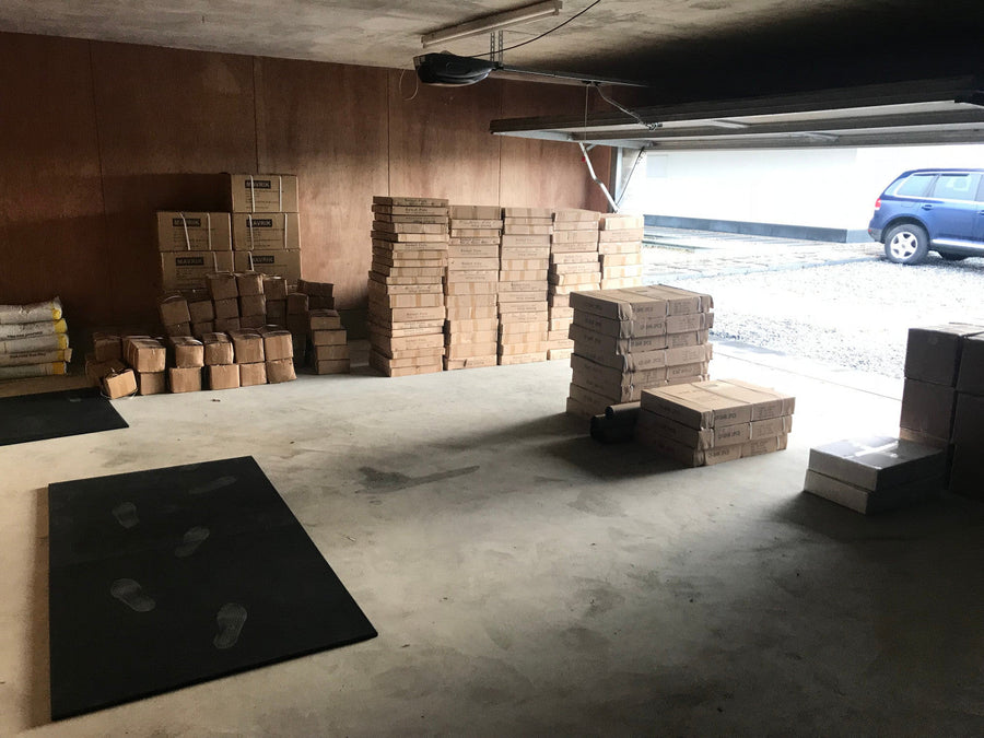 Cartons et palettes de matériel dans un espace de stockage