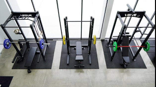 Vue en hauteur de trois racks et de leurs espaces de circulation