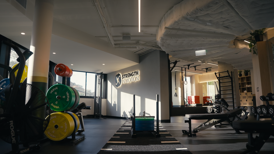 Salle de musculation compacte avec bancs et rangements