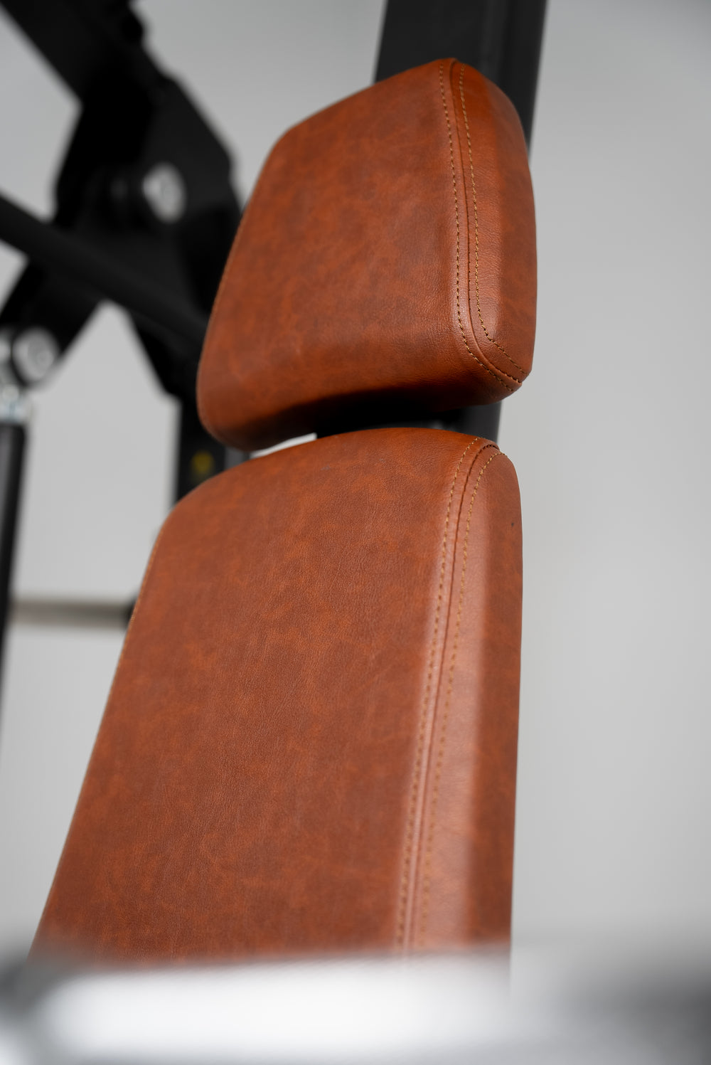 Presse à pectoraux à disques VERVE (Marron) - Série Makoto | FABRIQUÉ SUR COMMANDE